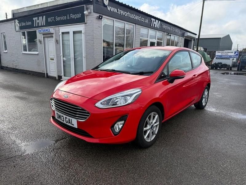 Usado Ford Fiesta Zetec 70 HP (51 kW) 2019 Vermelho Citadino