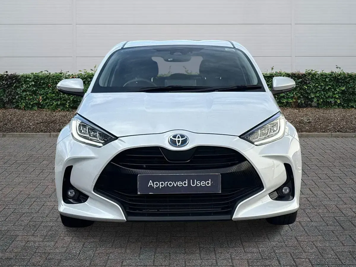 Used Toyota Yaris Design 116 HP (85 kW) 2024 White Hatchback