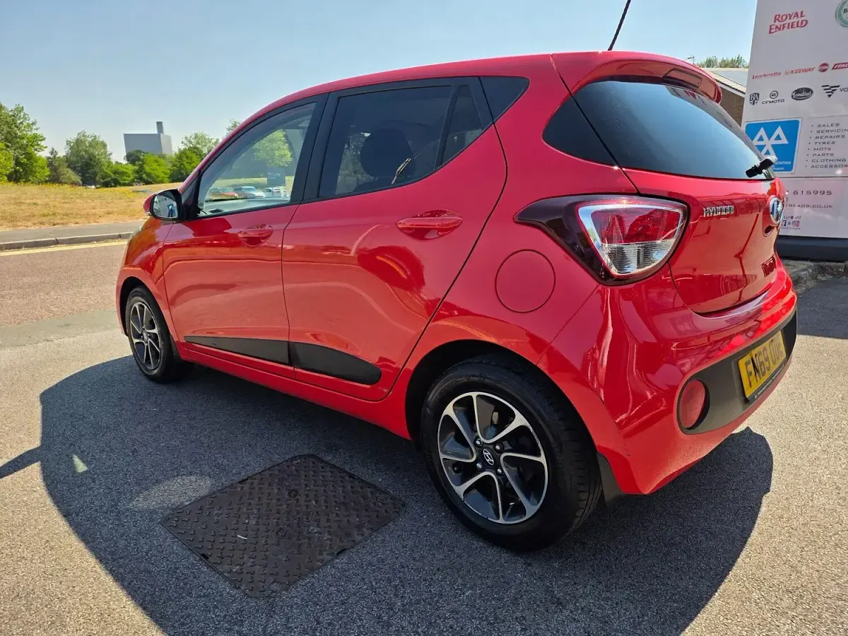 Used Hyundai i10 Premium 87 HP (63 kW) 2019 Red Hatchback