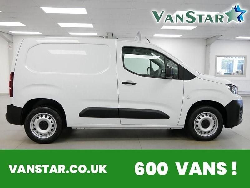 White Used 2023 Peugeot Partner Premium MPV | £12,989 (Fair price) - Image 1/4