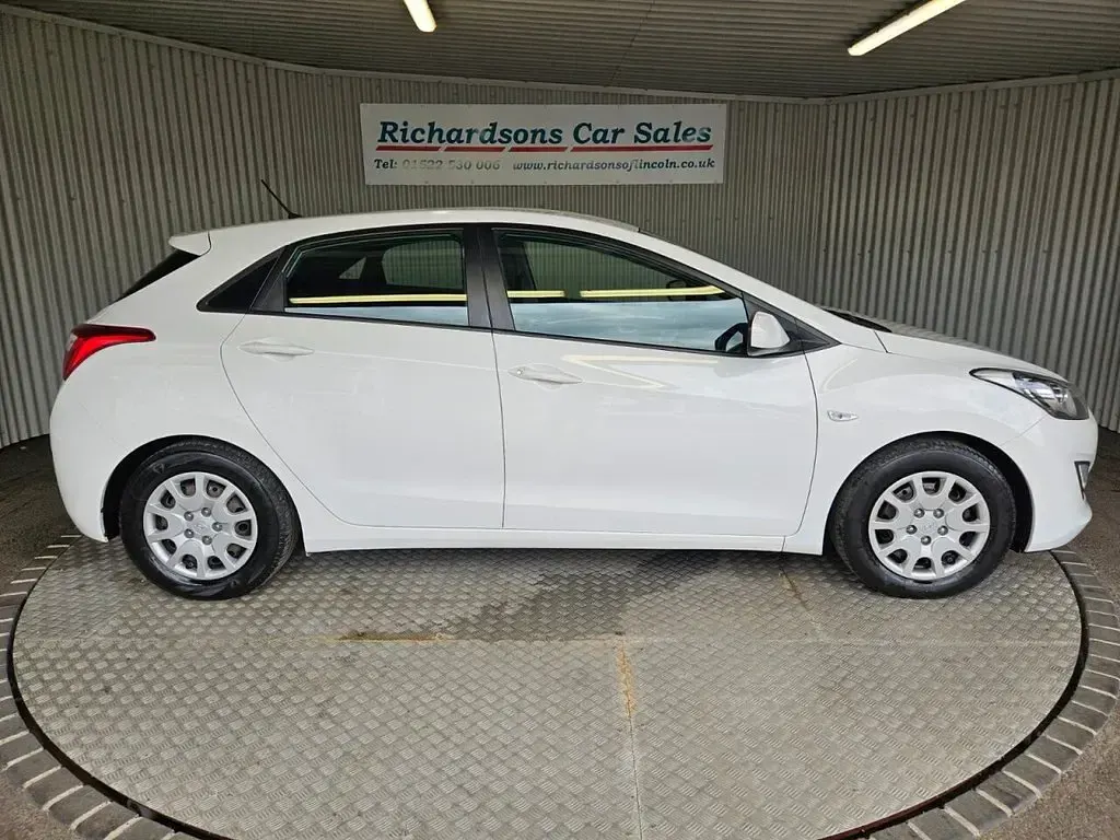 Used Hyundai i30 Classic 100 HP (73 kW) 2014 White Hatchback