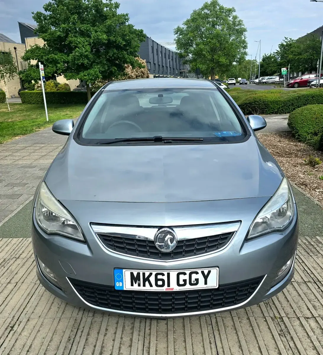 Second-hand Vauxhall Astra 2011 Argintiu Hatchback
