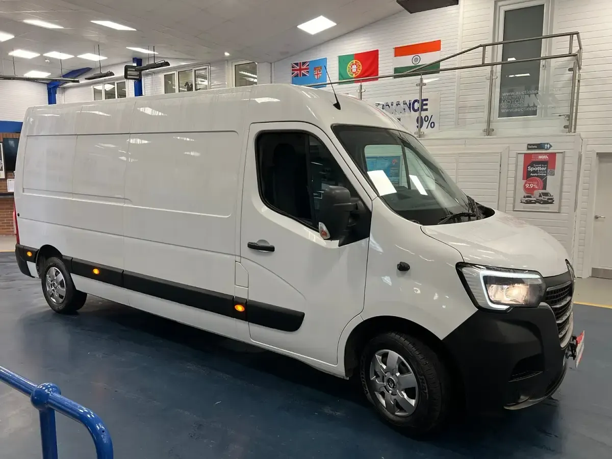 Used Renault Master Business 135 HP (99 kW) 2022 White MPV