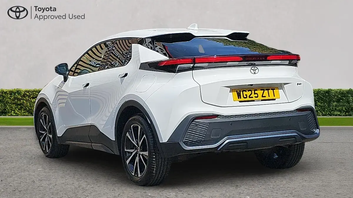 Used Toyota C-HR Design 140 HP (102 kW) 2025 Pure white SUV