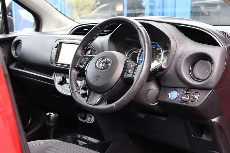 Second-hand Toyota Yaris Hybrid 2016 Roșu Hatchback