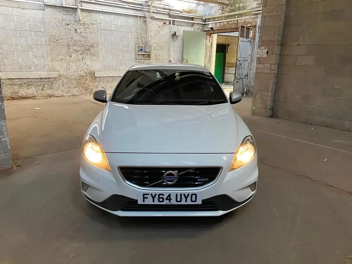 Used Volvo V40 R-Design 115 HP (84 kW) 2014 White Hatchback