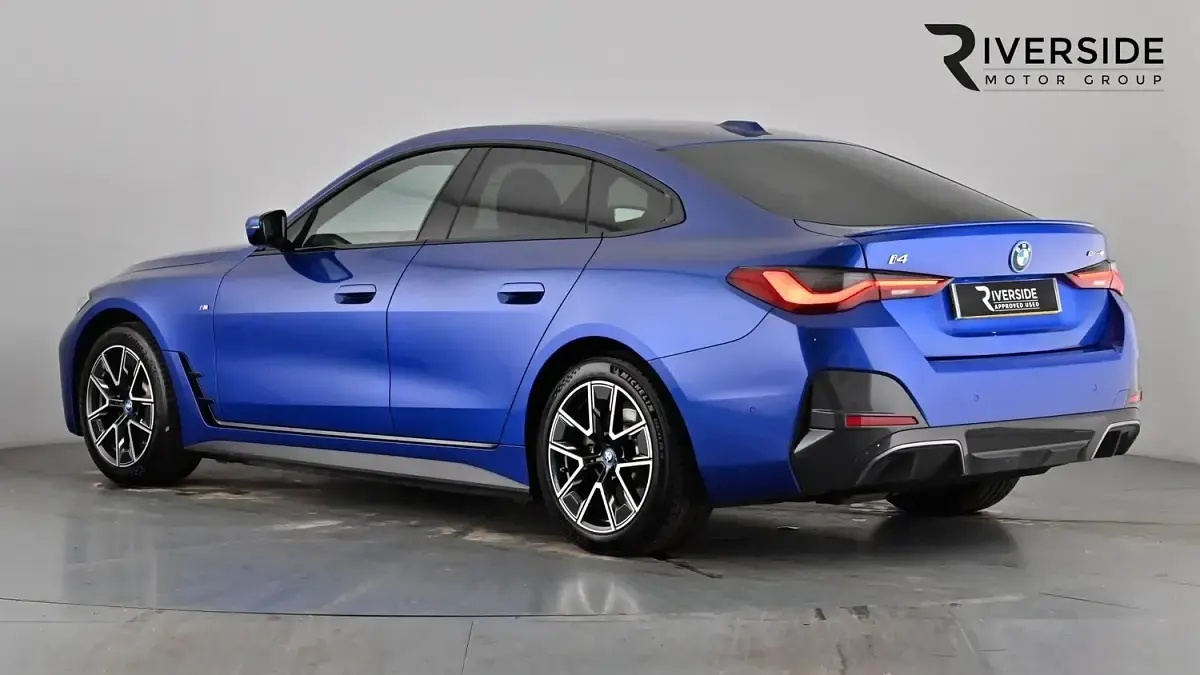 Begagnad BMW i4 M Sport 250 kW (340 HK) 2022 Blå Sedan