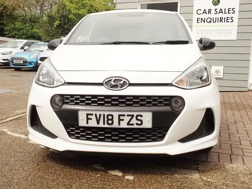 Used Hyundai i10 GO! 67 HP (49 kW) 2018 White Hatchback