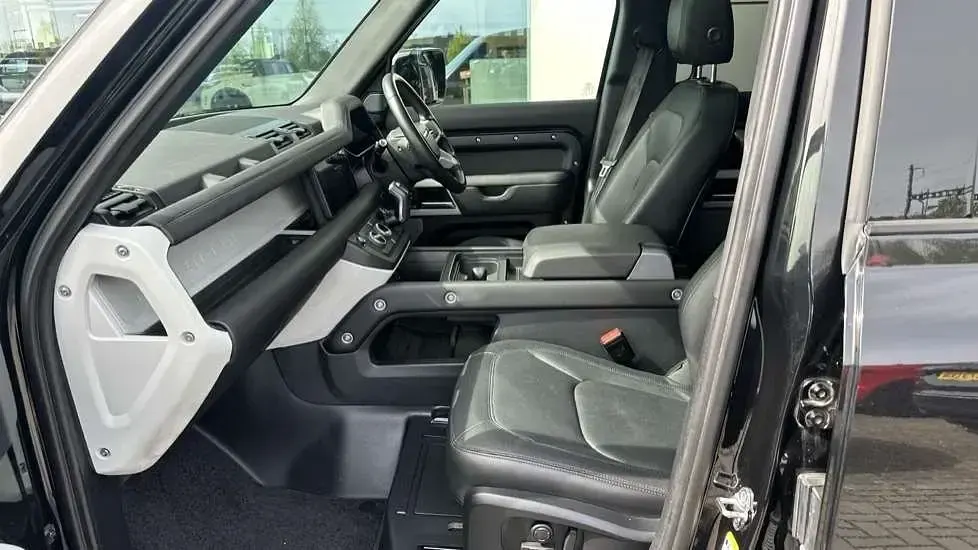 Usado Land Rover Defender SE Dynamic 404 HP (297 kW) 2024 Preto SUV