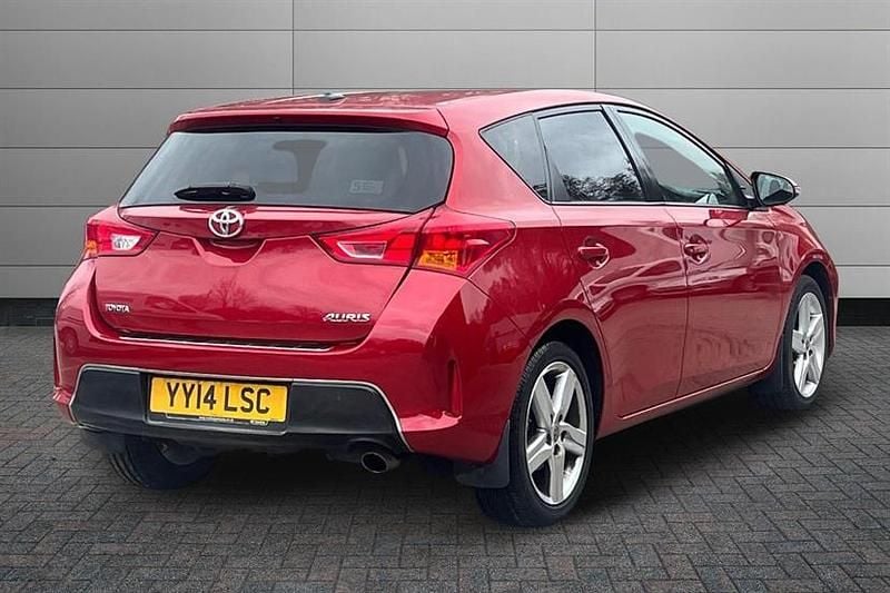 Used Toyota Auris Sport 132 HP (97 kW) 2014 Vermillion red Hatchback
