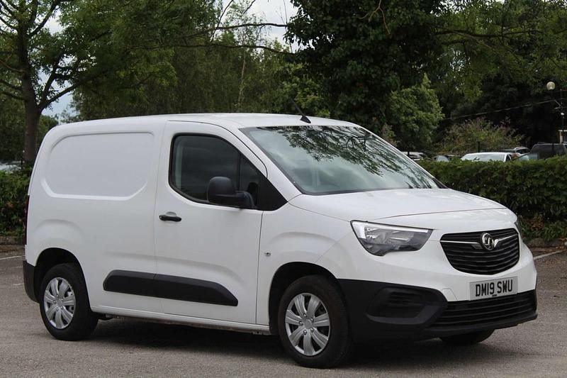 White Used 2019 Vauxhall Combo Edition MPV | £8,290 (Fair price) - Image 1/4