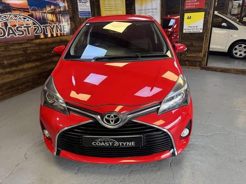 Used Toyota Yaris 99 HP (72 kW) 2016 Red Hatchback