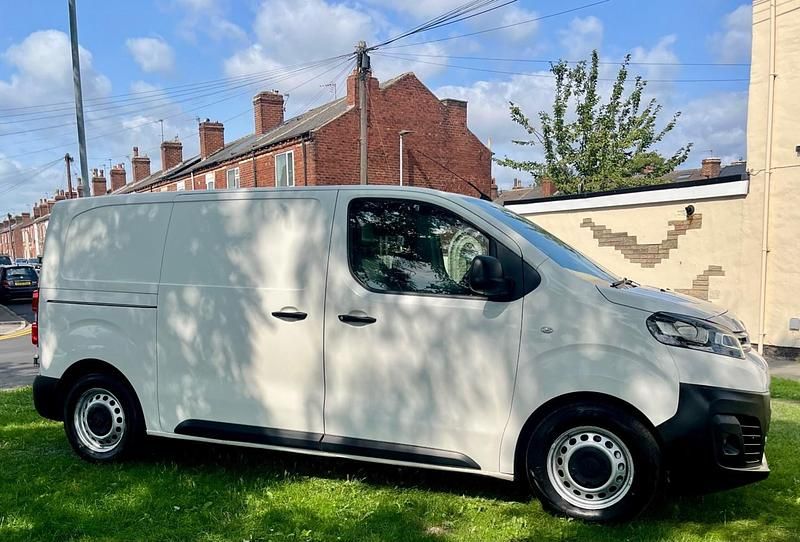 White Used 2016 Citroën Dispatch MPV | £4,450 (Fair price) - Image 1/4