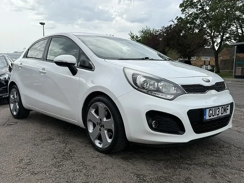 Used Kia Rio 107 HP (78 kW) 2013 White Hatchback