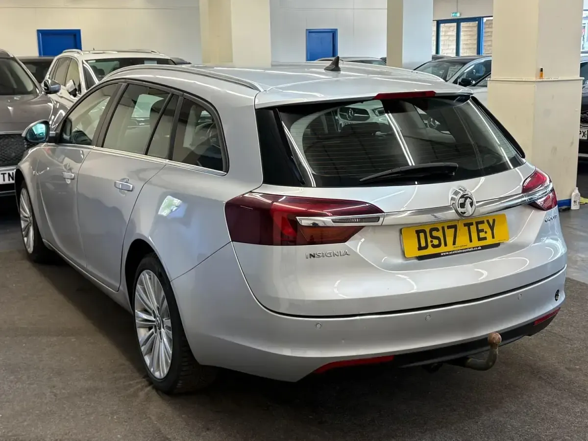 Begagnad Vauxhall Insignia Design Edition 2017 Silver Kombi