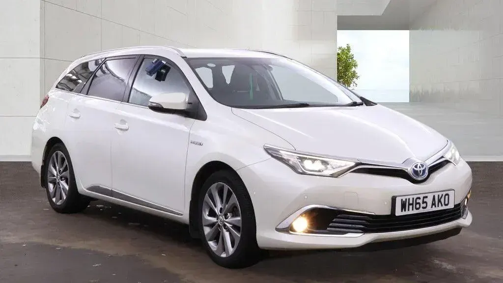 Used Toyota Auris Hybrid 2016 White Estate