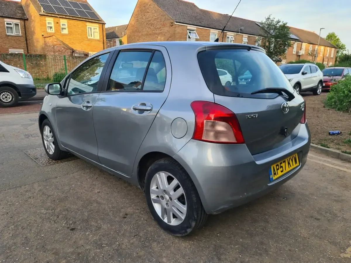 Begagnad Toyota Yaris 85 HK (62 kW) 2007 Silver Halvkombi