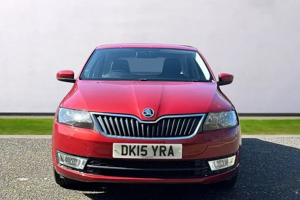 Usado Skoda Rapid Elegance 105 HP (77 kW) 2015 Vermelho Citadino