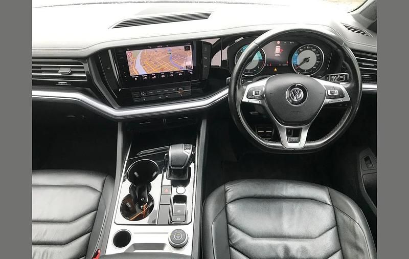 Used VW Touareg R-line 281 HP (206 kW) 2019 White SUV