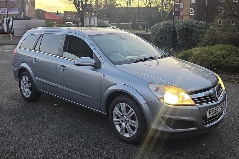 Used Vauxhall Astra Design Edition 138 HP (101 kW) 2008 Silver Estate