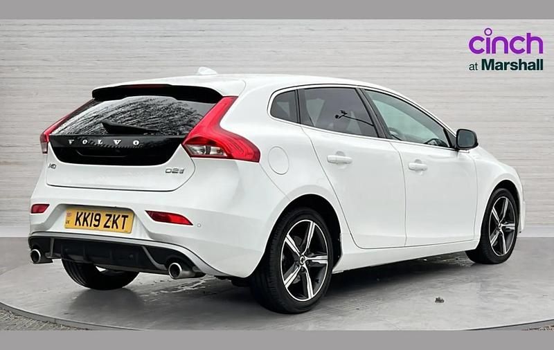 Used Volvo V40 R-Design 120 HP (88 kW) 2019 White Hatchback