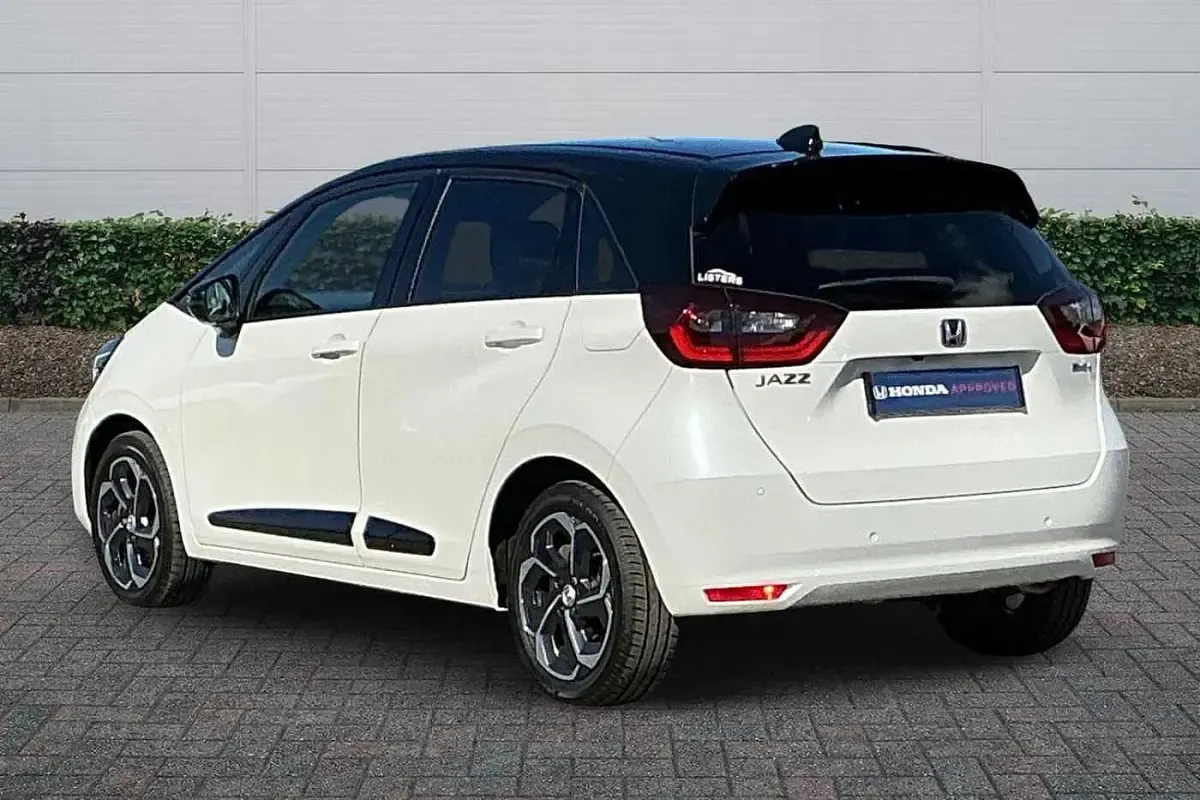 Used Honda Jazz Hybrid 109 HP (80 kW) 2022 Platinum white Hatchback