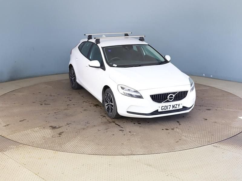 Used Volvo V40 Momentum 120 HP (88 kW) 2017 White Hatchback