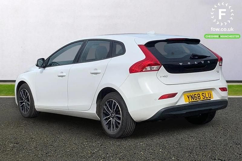 Used Volvo V40 Momentum 122 HP (89 kW) 2018 White Hatchback