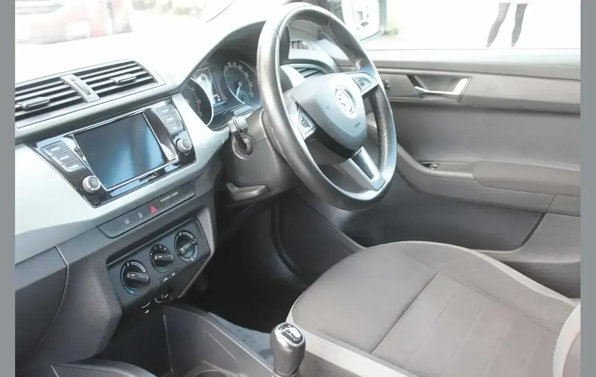 Used Skoda Fabia Colour Edition 58 HP (42 kW) 2020 Candy white black magic pearl effect Hatchback