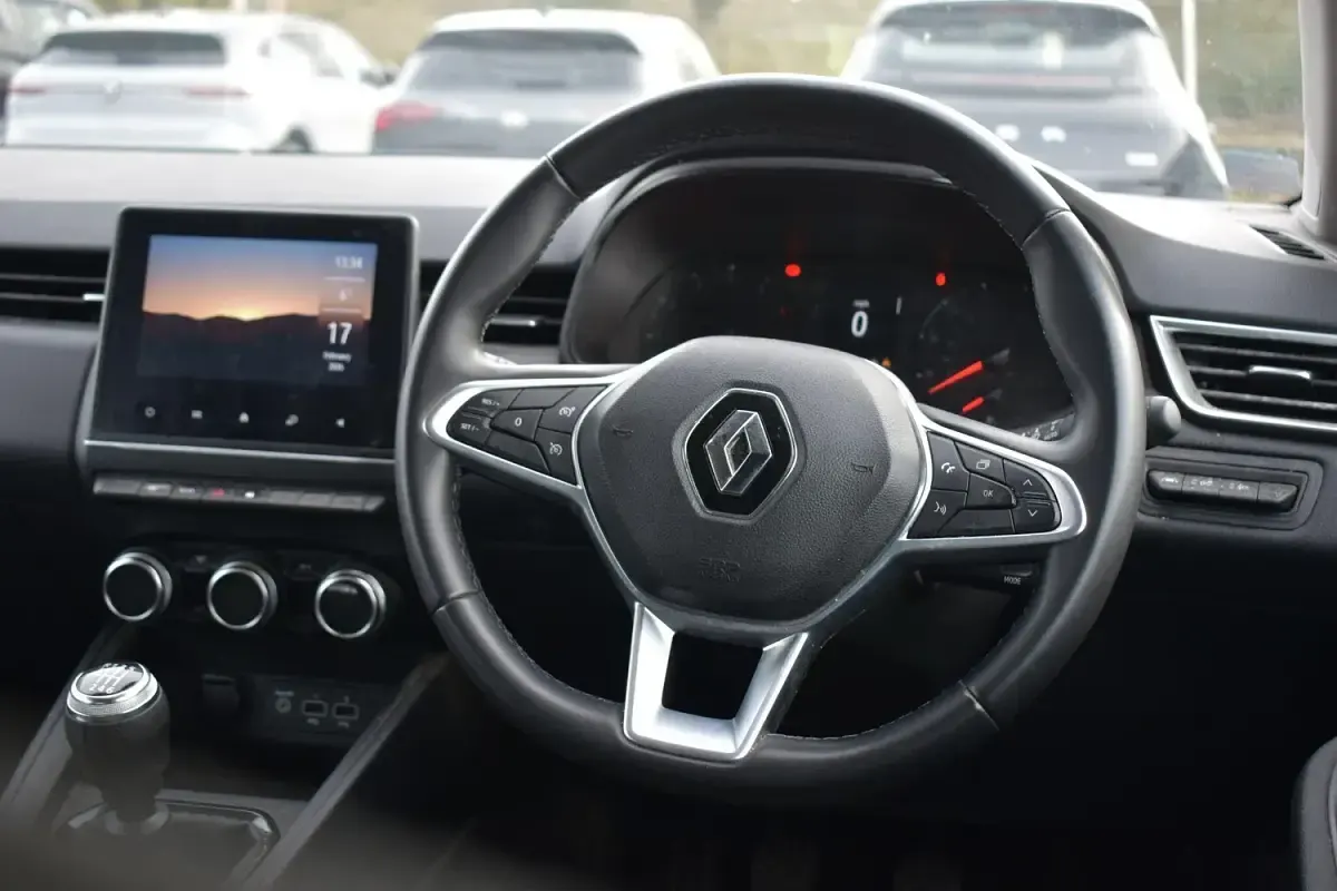 Used Renault Clio V Iconic 90 HP (66 kW) 2021 Silver Hatchback