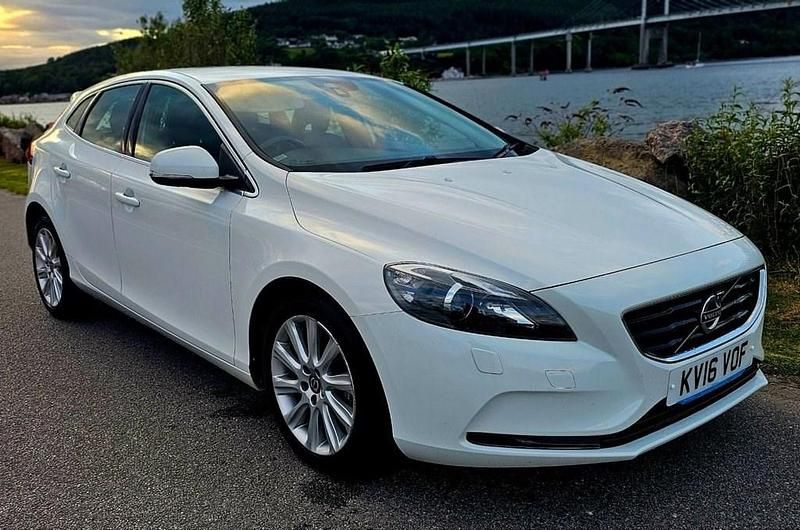 White Used 2016 Volvo V40 SE Lux Estate | £8,495 (Fair price) - Image 1/4