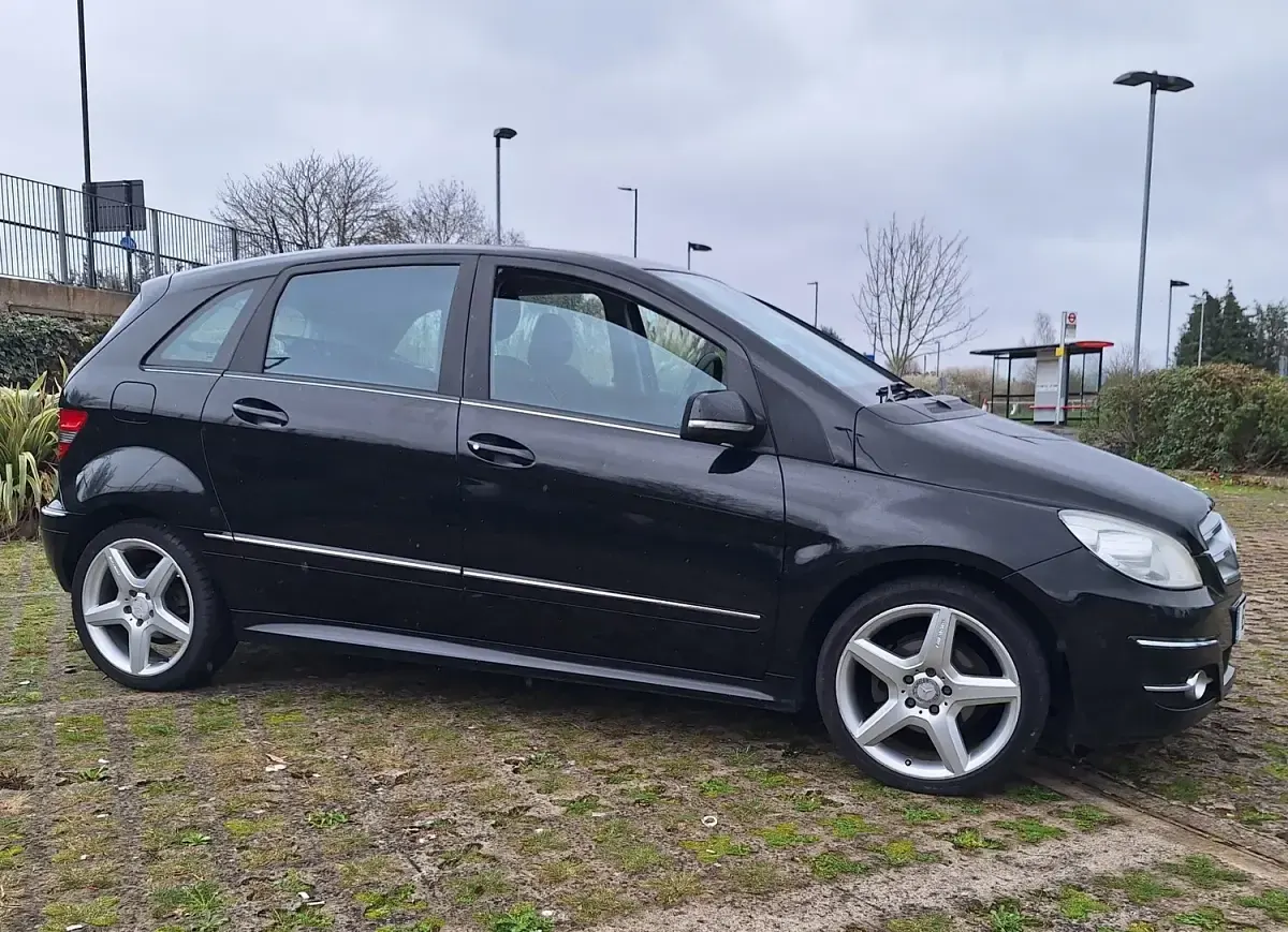 Used Mercedes B180 2011 Black Hatchback