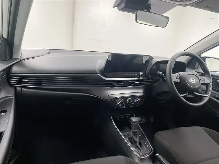 Käytetty Hyundai i20 Advanced 90 HP (66 kW) 2024 Valkoinen Viistoperä