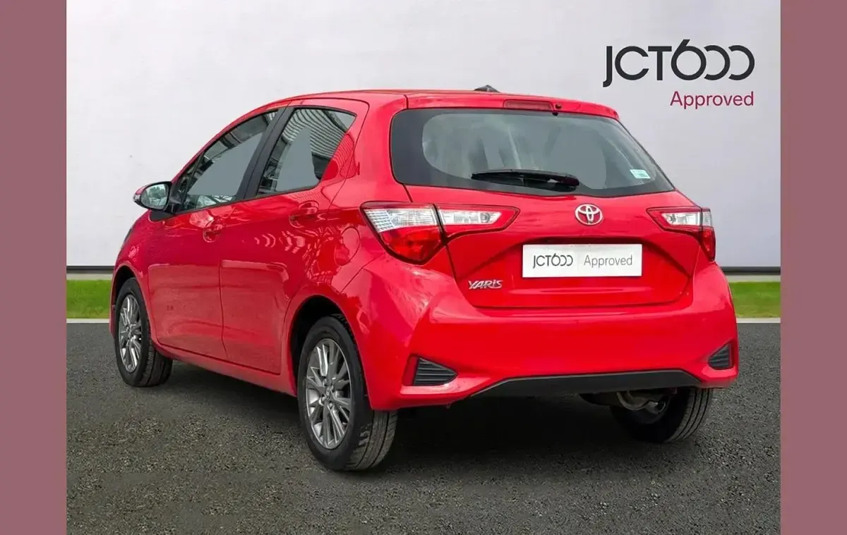Used Toyota Yaris 69 HP (50 kW) 2018 Red Hatchback