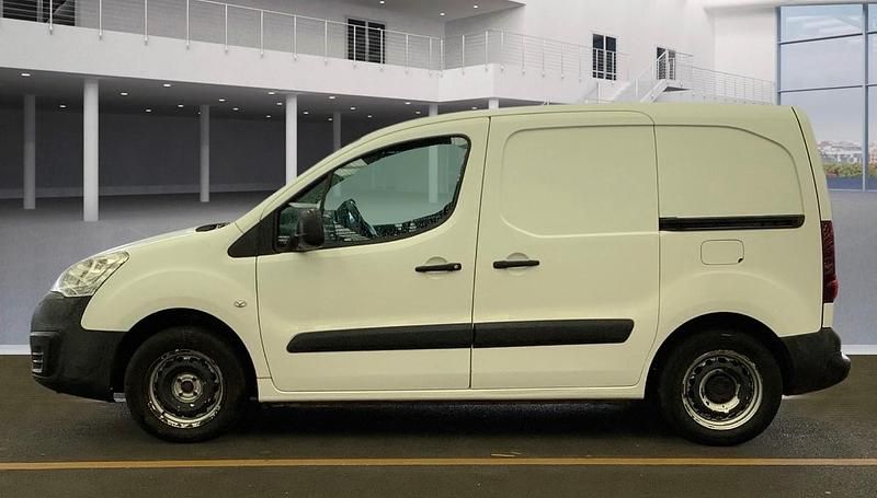Used Citroën Berlingo 100 HP (73 kW) 2017 White MPV