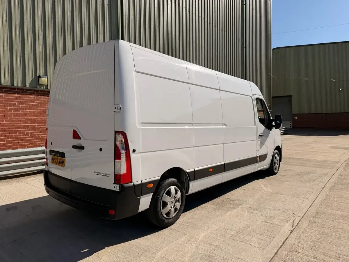 Used Renault Master Business 135 HP (99 kW) 2023 White MPV