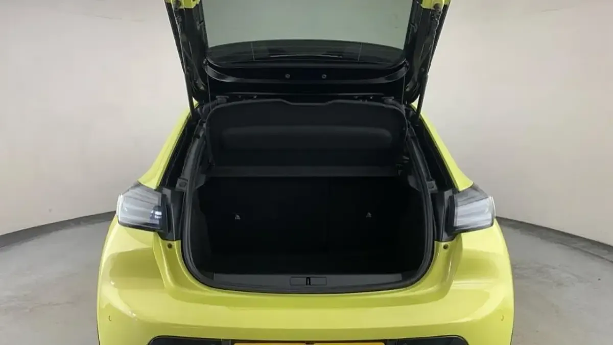 Used Peugeot 208 GT 99 HP (72 kW) 2024 Yellow Hatchback