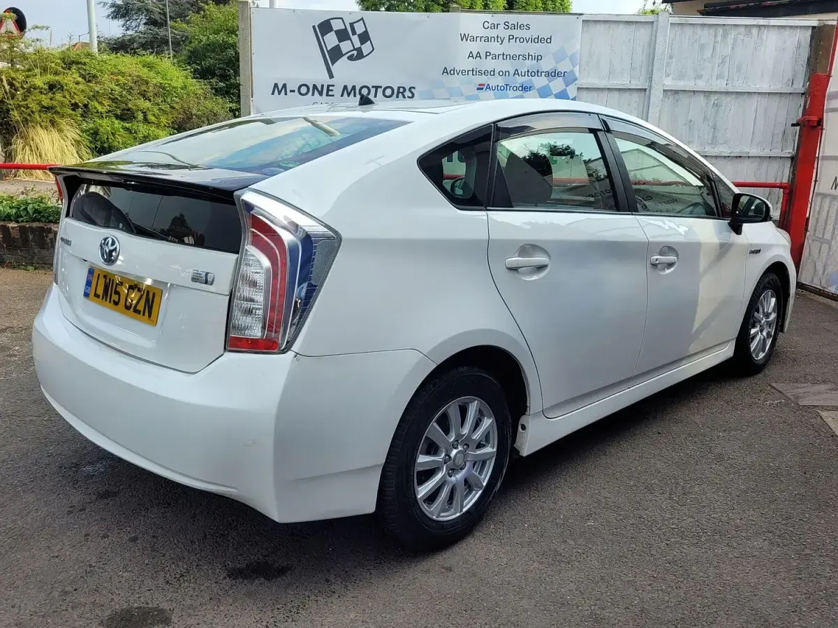 Used Toyota Prius 122 HP (89 kW) 2022 White Hatchback