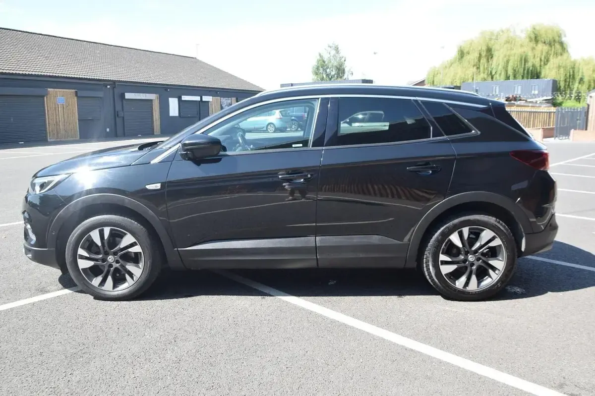 Used Vauxhall Grandland X Sport 130 HP (95 kW) 2018 Black SUV