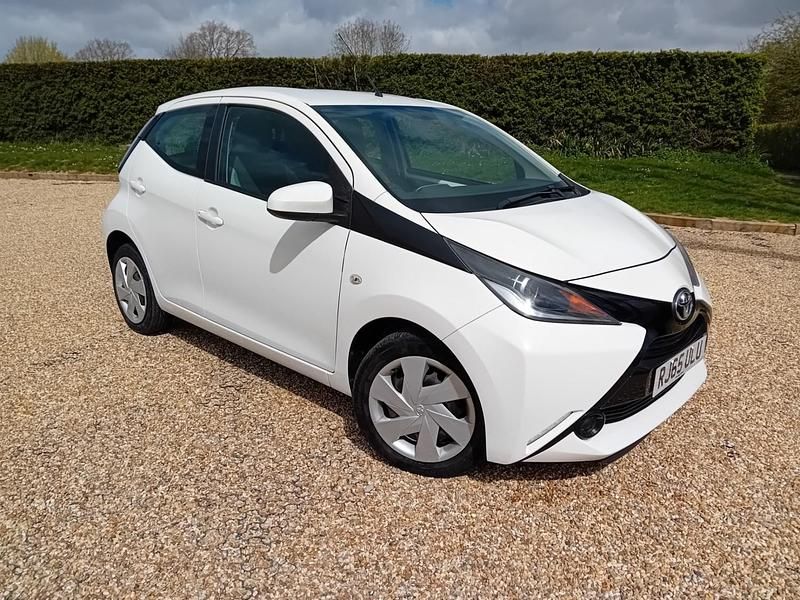 Used Toyota Aygo X-play 69 HP (50 kW) 2015 White Hatchback