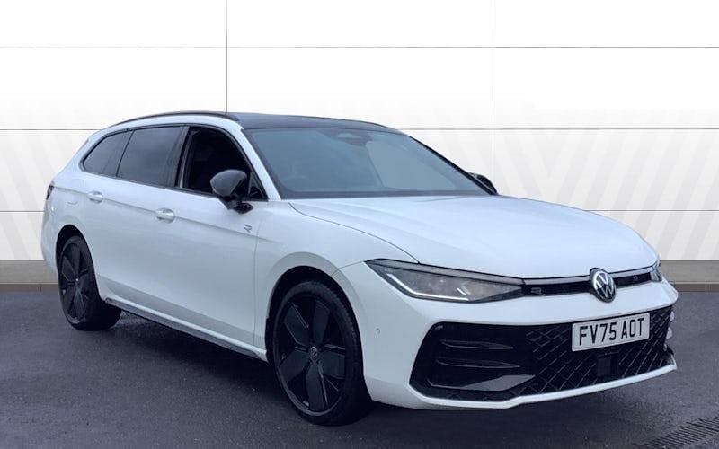 Used 2025 VW Passat R-line Estate | £37,296 (Good price) - Image 1/4