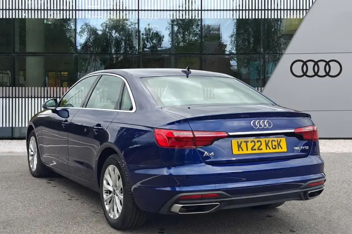 Używany Audi A4 Black Edition 147 KM (108 kW) 2022 Niebieski Sedan/Limuzyna