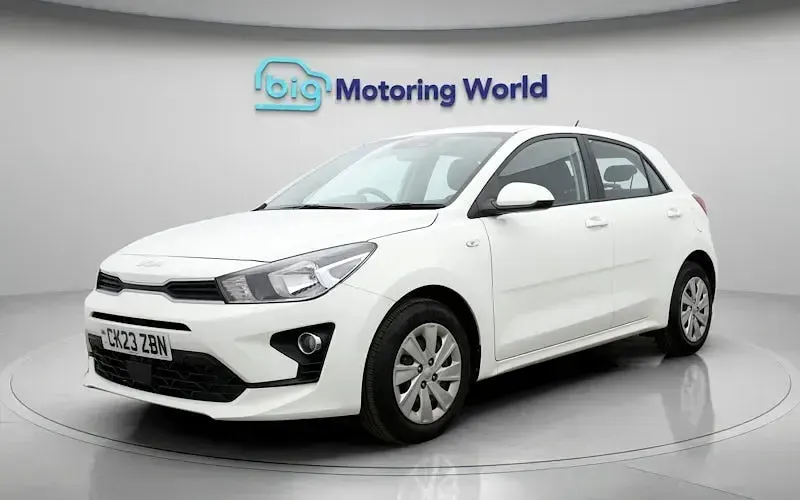 Begagnad Kia Rio 84 HK (61 kW) 2022 Vit Halvkombi