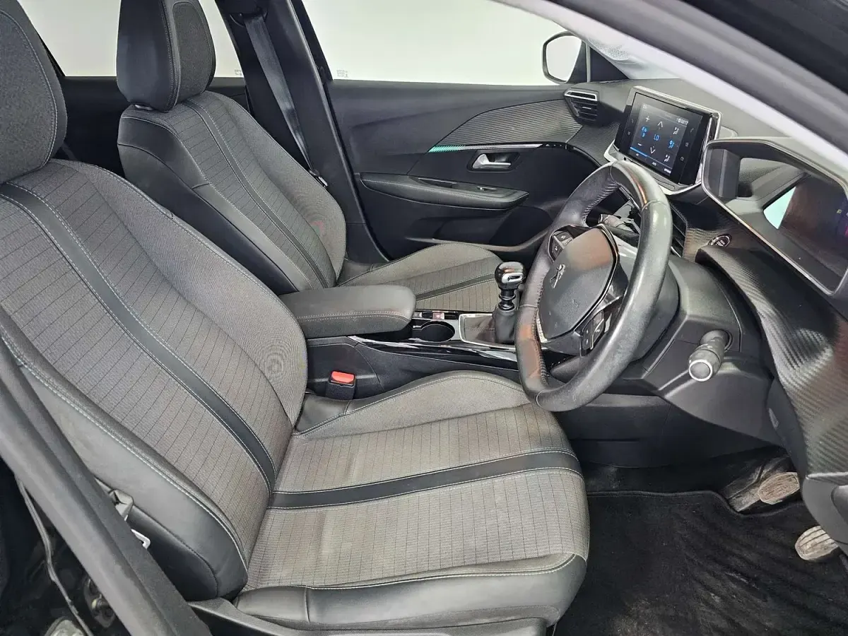 Used Peugeot 208 Allure Premium 75 HP (55 kW) 2021 Black Hatchback