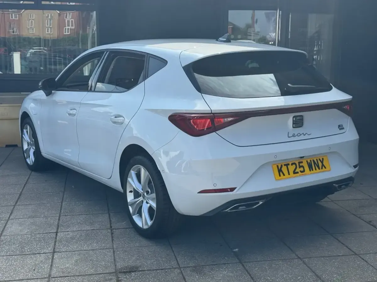 Ny Seat Leon FR 200 HK (147 kW) 2025 Vit Halvkombi