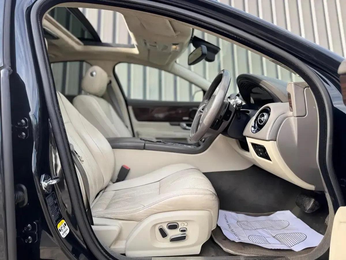 Used Jaguar XJ Portfolio 275 HP (202 kW) 2011 Black Sedan