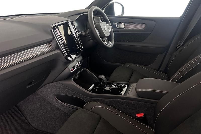 New Volvo XC40 Plus 2025 Black SUV