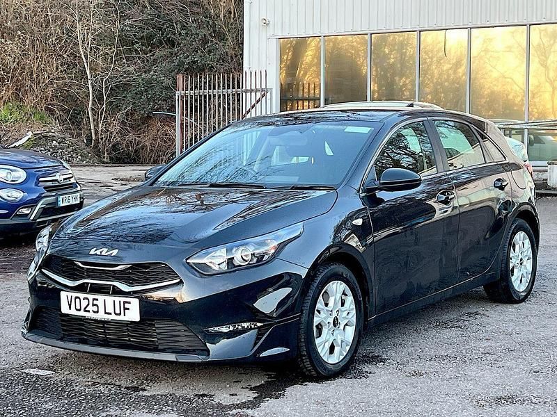 Używany Kia Ceed 138 KM (101 kW) 2025 Czarny Hatchback