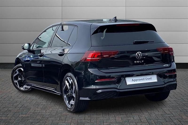 Second-hand VW Golf VIII R-line 150 CP (110 kW) 2025 Negru Hatchback