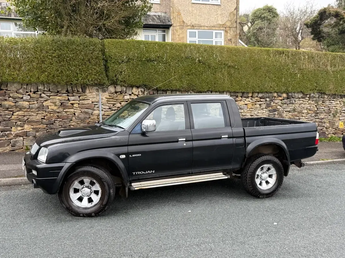 Usado Mitsubishi L200 113 CV (83 kW) 2006 Negro Pickup/Camioneta